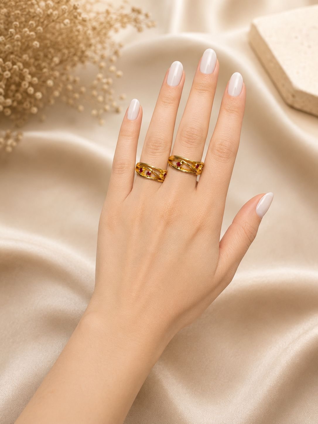 Kıvrımlı Bordo Taşlı Gold Yüzük