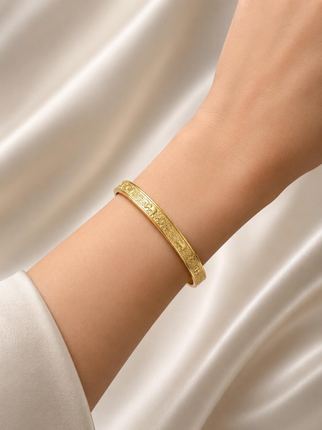 Fil Figürlü İşlemeli Gold Kelepçe