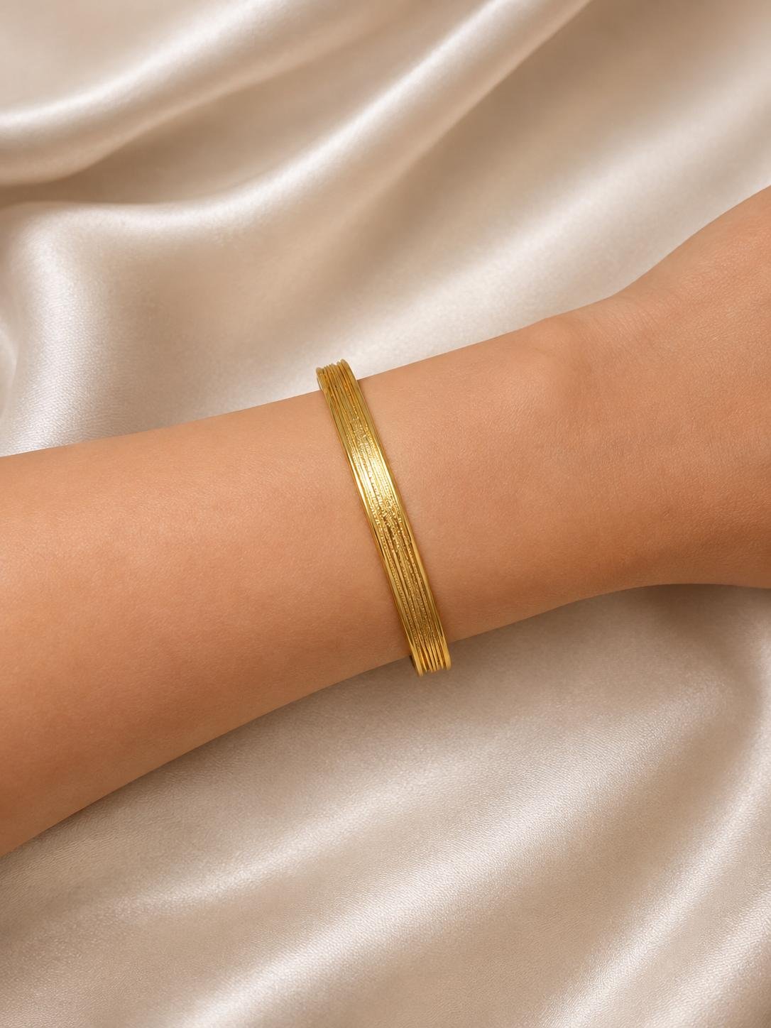 Çizgili Dokulu Gold Kelepçe Bileklik