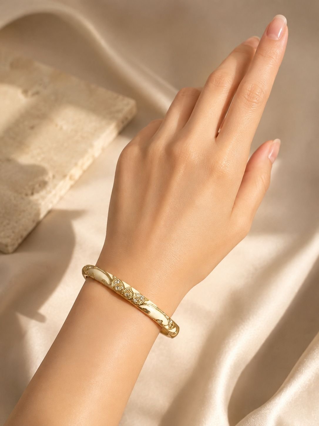 İşlemeli Gold Kelepçe Bileklik