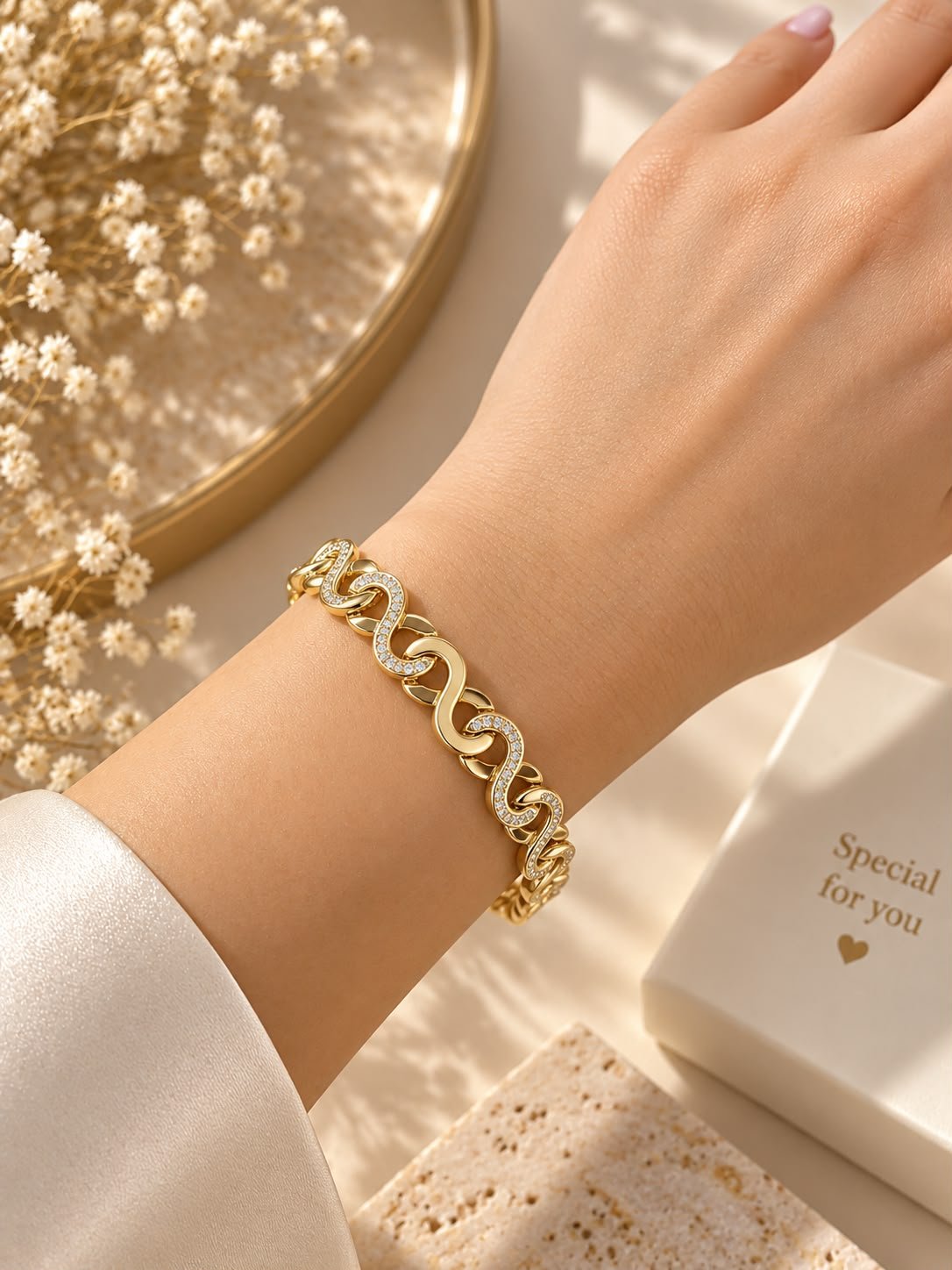 Luxe Curve Taşlı Gold Bileklik