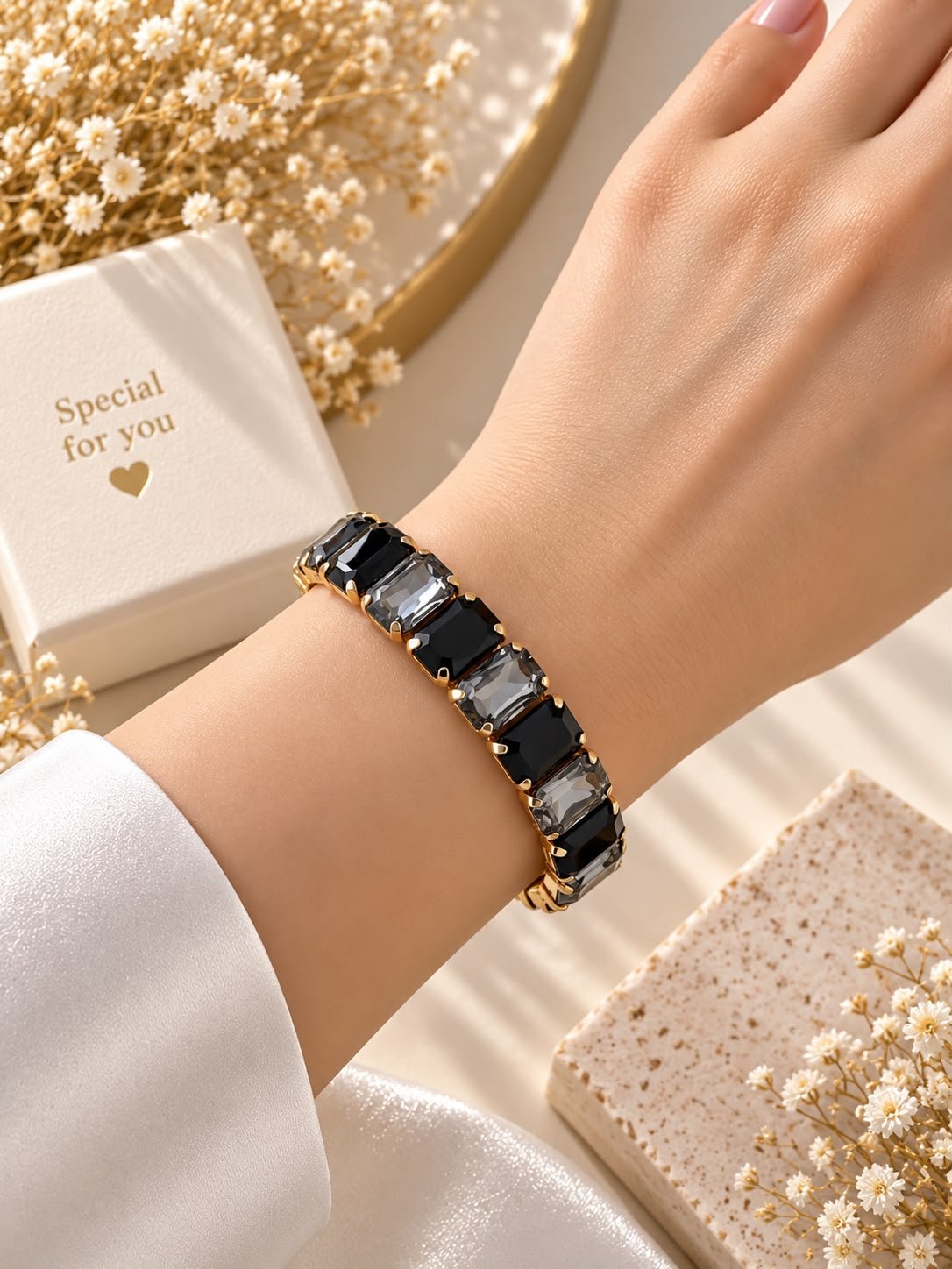 Lal Black Crystal Siyah Taşlı Gold Bileklik